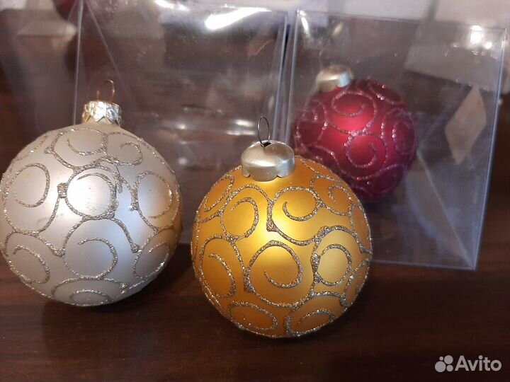 Новогодние стеклянные шары и колокольчики