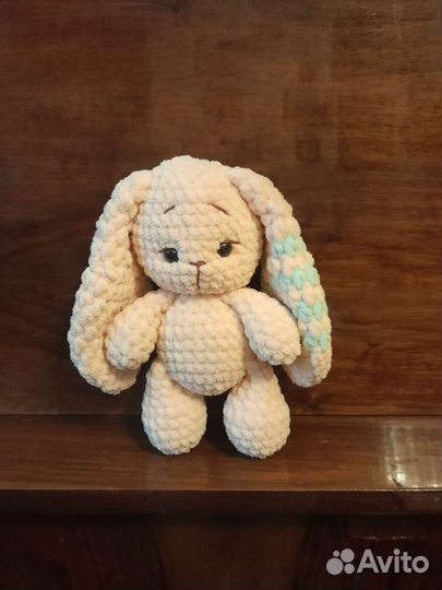 Плюшевый заяц вязаный