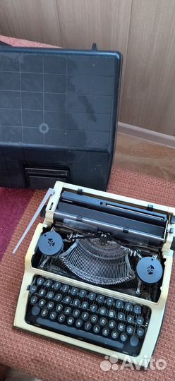 Печатная пишущая машинка