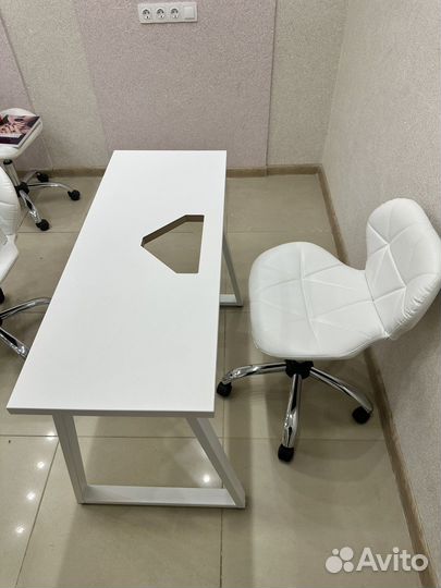 Маникюрный стол