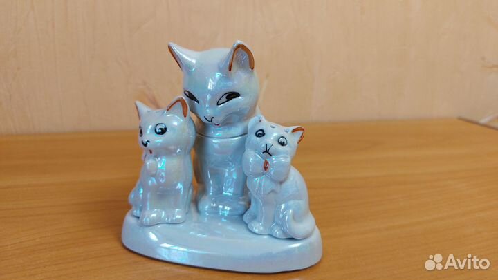 Фарфоровая статуэтка-солонка 