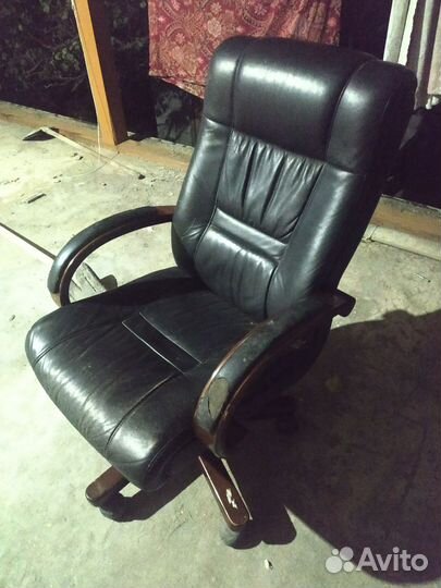 Кожанное кресло