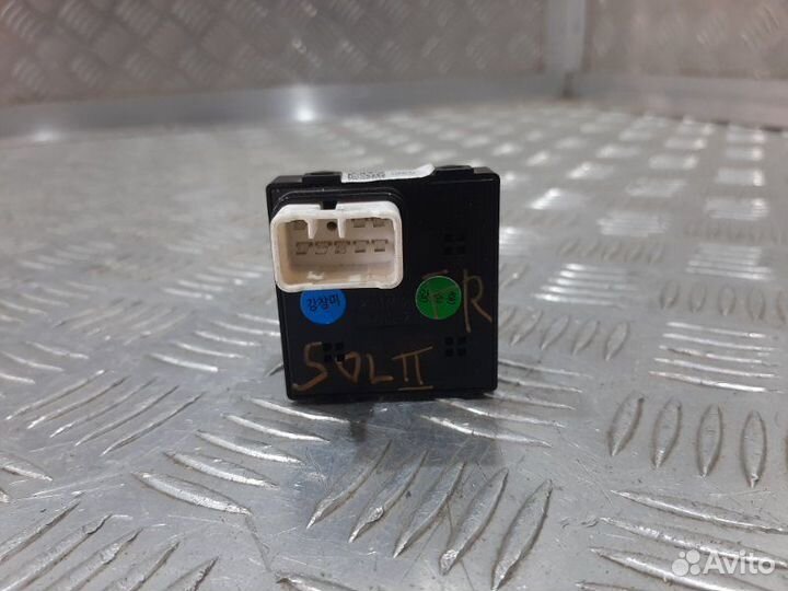 Кнопка стеклоподъемника передняя правая Hyundai