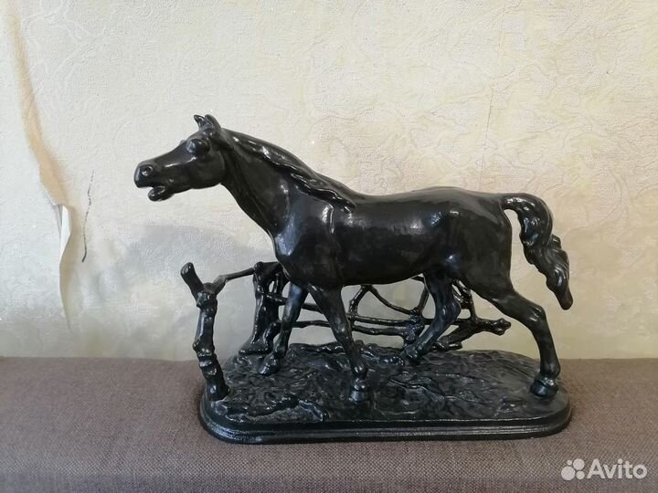 Конь у изгороди. Металл алюминий