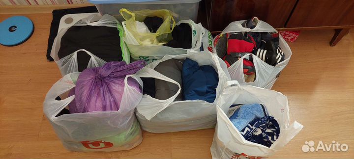 6 пакетов с вещами