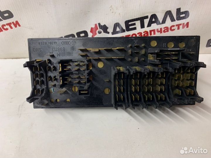 Блок предохранителей Audi 80 B3 седан 1989