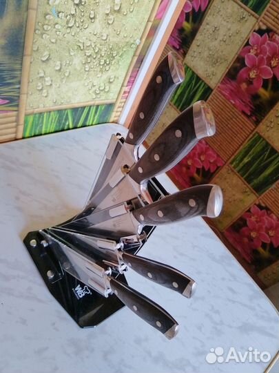 Набор ножей на подставке. Новый