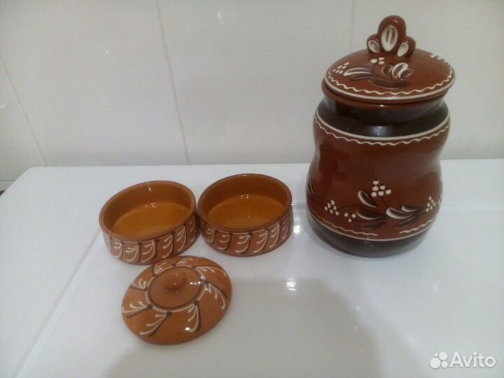 Лоток для холодца и гляняный кувшик