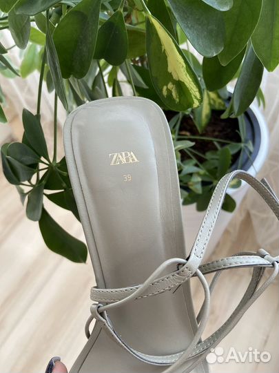 Босоножки Zara