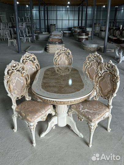 Стол и стулья