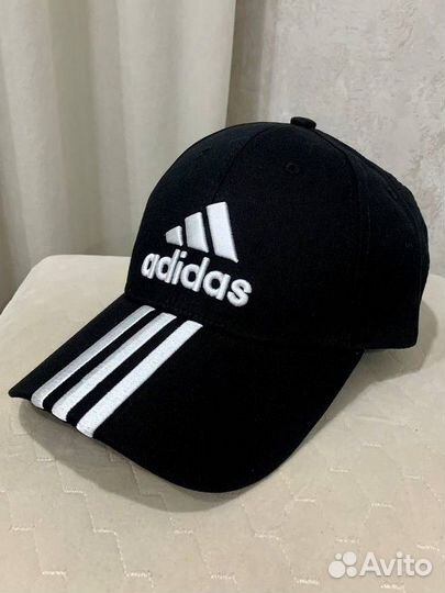 В продаже бейсболки Adidas черные, белые
