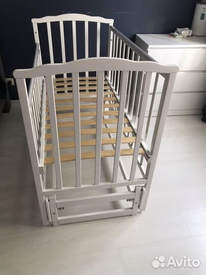 Детская кроватка с продольным маятником