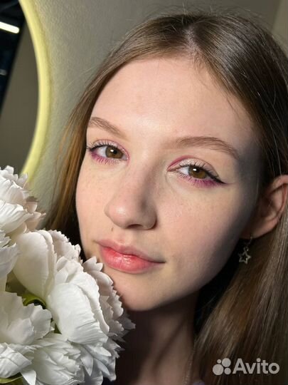 Модель на брови