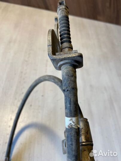 Трос стояночного тормоза левый Hyundai Solaris