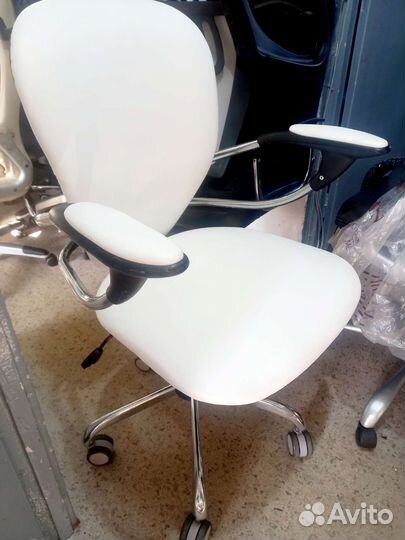 Кресла белые для дома или салона