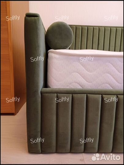 Детская кровать с мягкой спинкой