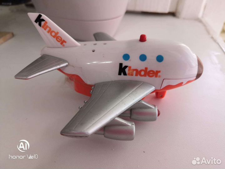 Самолёт коллекционный Kinder
