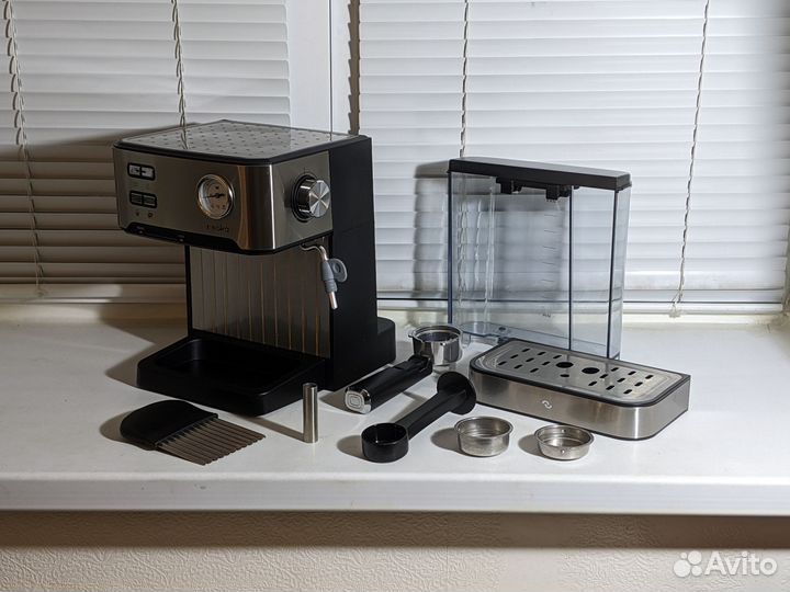 Кофеварка кофемашина рожковая reoka rkem-200