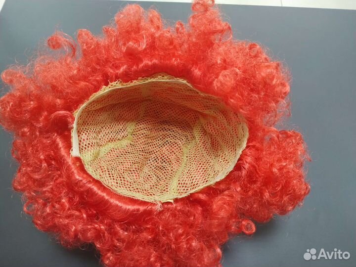 Парик синтетика, красного цвета на сетке