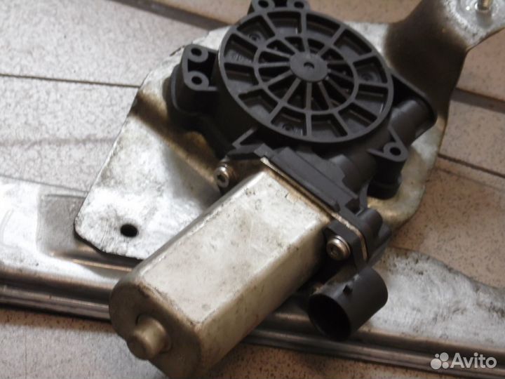 Стеклоподъемник передний левый Рено Сандеро 1