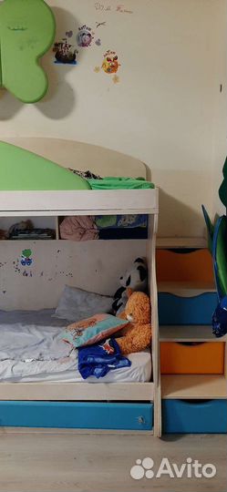 Детская двухярусная кровать, шкаф. Полки
