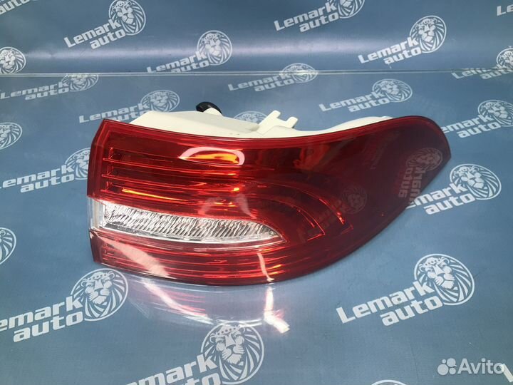 Фонарь задний наружный правый Skoda Superb