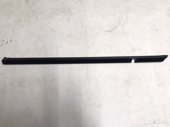 Уплотнитель стекла задней двери Passat B8