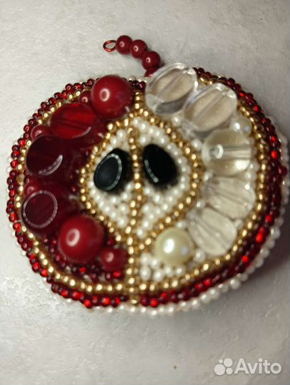 Брошь ручной работы из бисера