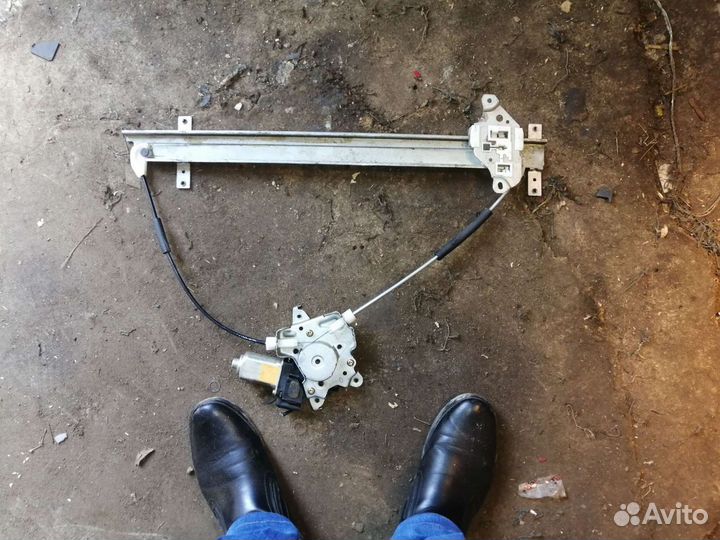 Стекло левое с механизмом переднее Nissan serena