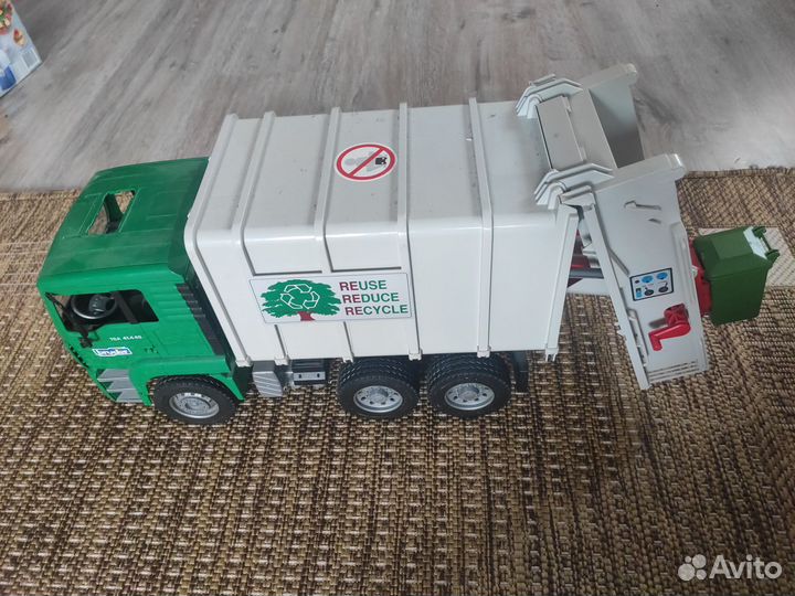 Машина игрушечная. Мусоровоз bruder MAN