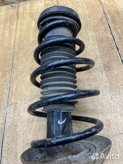 Стойка подвески передняя левая Opel Astra J A16XER