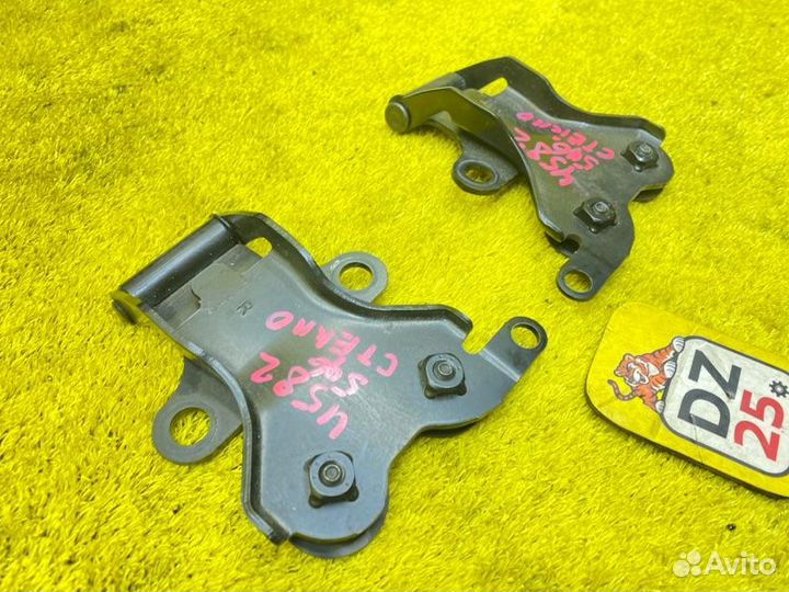 Петля стекла двери багажника задняя Toyota Land 145305