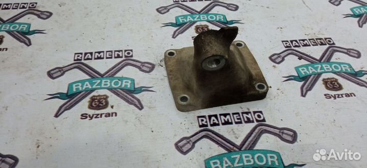 Кронштейн (крепление) правый SsangYong Rexton