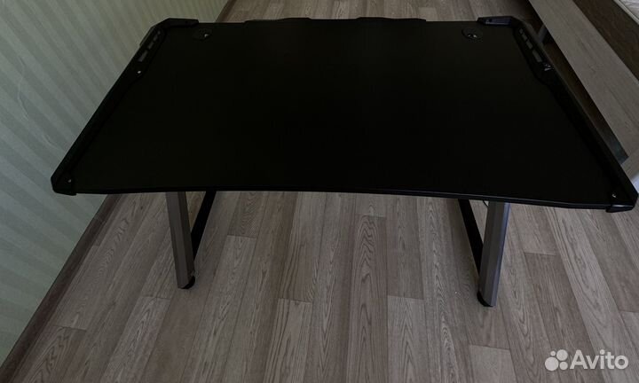 Игровой компьютерный стол с подсветкой