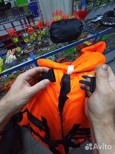 Спасательный жилет для лодки на рыбалку