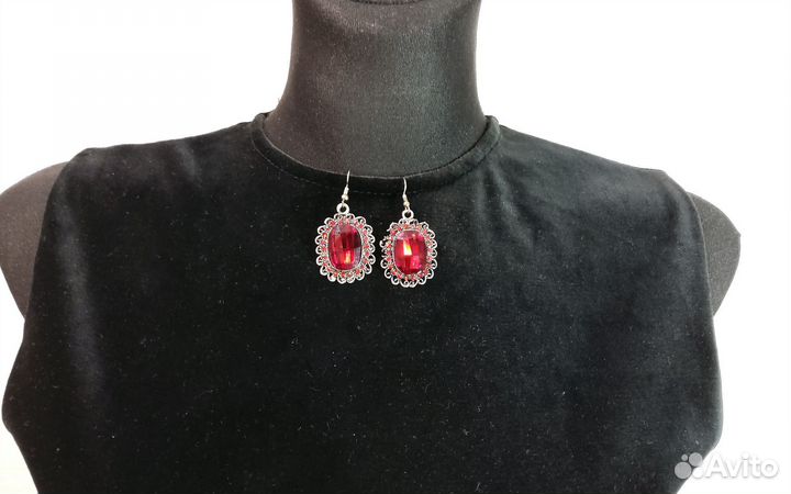 Серьги крупные с красными кристаллами.Бижутерия