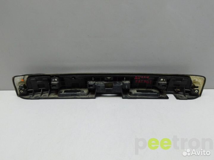 Б/У Б/У Накладка двери багажника б/у 908161V86B