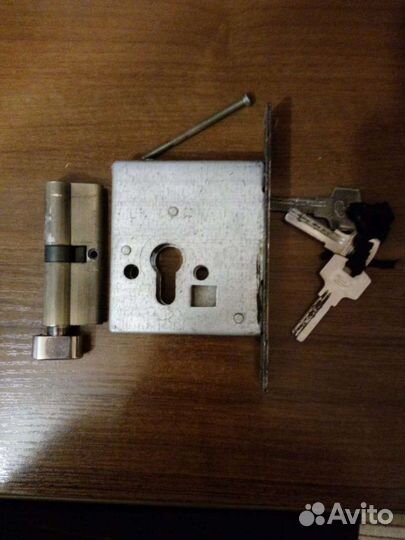 Замок дверной