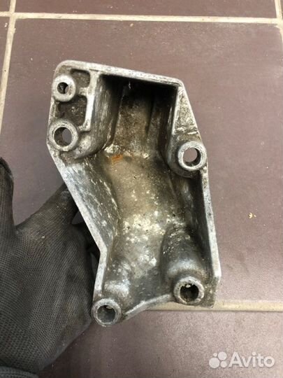 Кронштейн опоры кпп Audi A4 B5