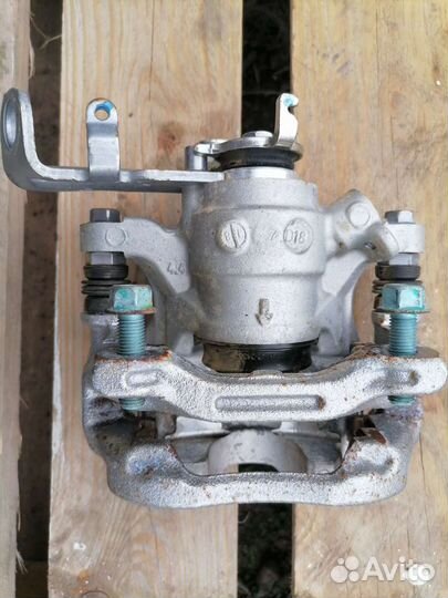 Задний тормозной суппорт мазда 3 bm