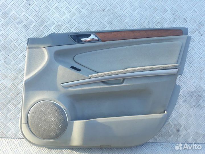 Обшивка двери прав. перед. Mercedes-Benz GL-Class