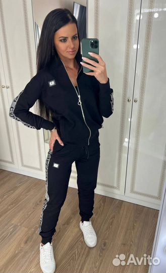 Шикарный спортивный костюм со стразами