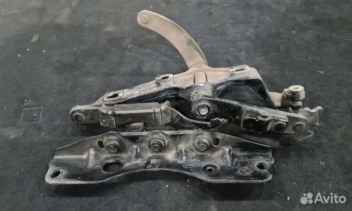 Петля капота левая Mercedes W221