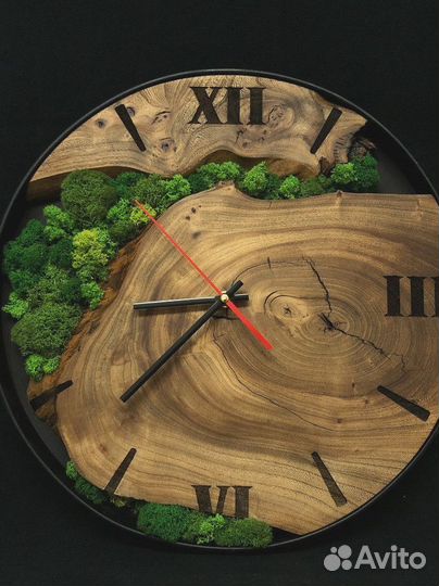 Часы из слэба со мхом