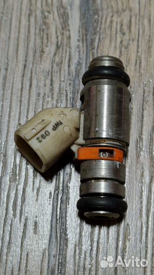 Форсунка топливная бензиновая Volkswagen Golf 4