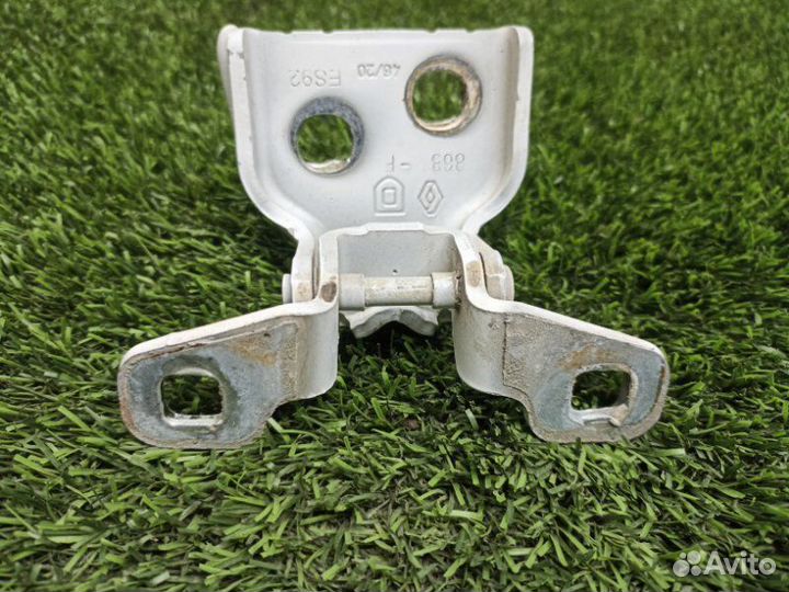 Петля двери нижняя передняя правая Renault Logan 2