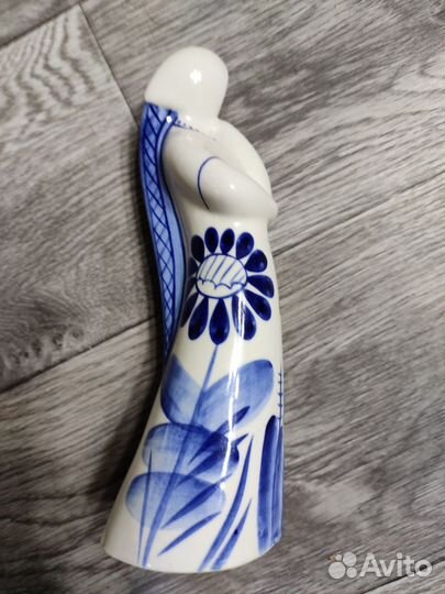 Статуэтка фарфоровая старая Гжель