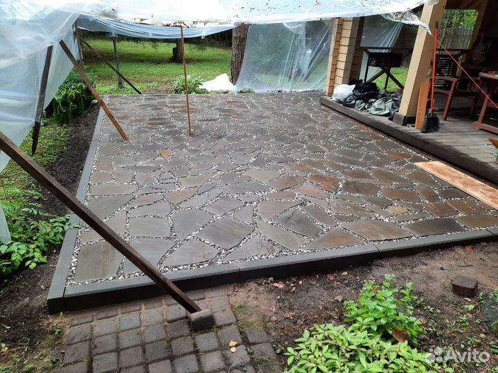 Укладка дорожек природным камнем и арт бетоном