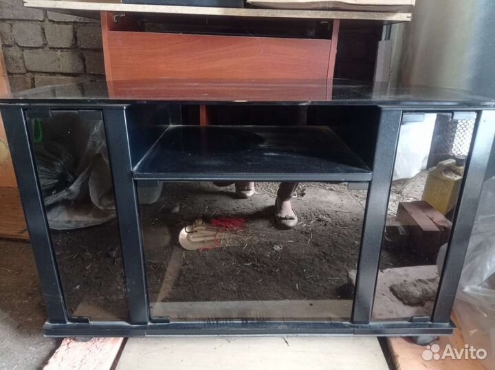 Стеклянная тумба под тв