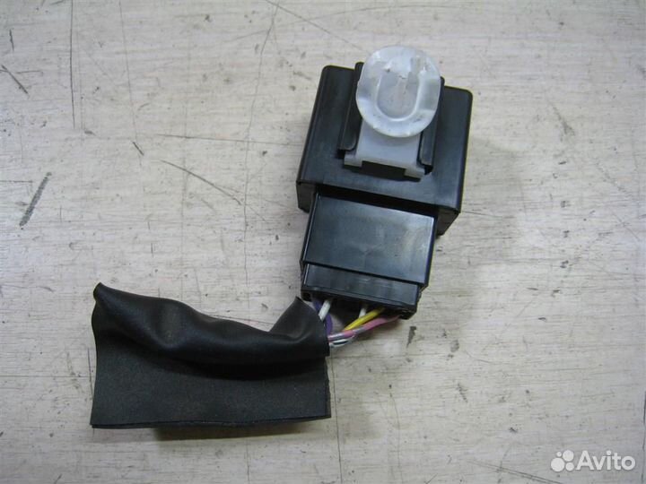 Реле Toyota Avensis T27 2011